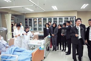 ▲대경대가 29일 베트남 고위 공무원단의 대경대 방문을 계기로 베트남과 활발한 교류를 이어가고 있다. 지난해 베트남 공무원단이 대경대 향수 체험관을 방문해 둘러보는 모습.
