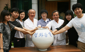 23일 문경시 문경읍 김정옥 도예명장의 요장인 영남요 전통장작 가마에서 류유익 장관이 완성된 통일항아리를 꺼내 공개하고 있다.