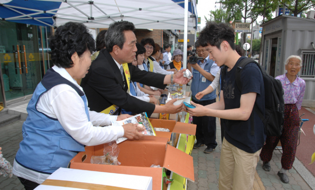 한국자유총연맹 달성군지회는 25일 화원삼거리 일원에서 김문오 군수, 배사돌 군의회 의장, 이대규 한국자유총연맹 달성군지회장 및 회원 등 30여명이 참여한 가운데 
