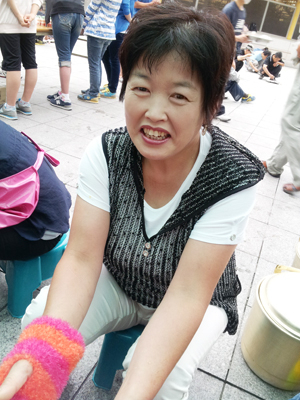 황경희 씨가 24일 오전 대구역 무료급식 봉사에 나가 설거지를 돕고 있다.