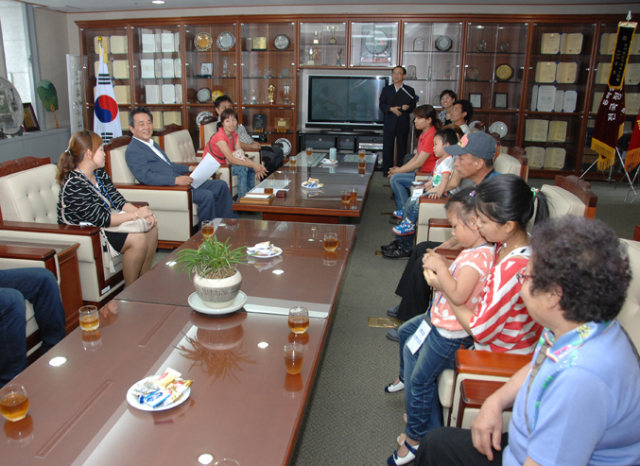 달성군은 26일 군청 상황실에서 결혼 이민자 가족 20명을 초청해 