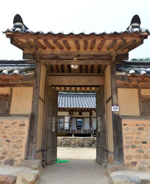 퇴계종택 본채의 솟을대문, 이 문은 퇴계의 장손인 몽재 이안도의 처 안동 권씨의 정려문으로 지었다.
