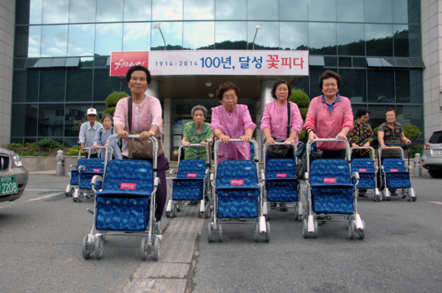달성군(군수 김문오)은 지난 25일 가창면을 시작으로 지역 내 저소득 여성 어르신 85분에게 고령자용 보행 보조차를 전달하고 있다고 27일 밝혔다.