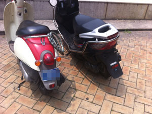 사용 신고를 하지 않은 50cc 미만 이륜차들이 경북대학교 곳곳에 주차돼 있다.