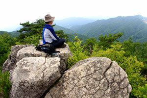 수도산과 수도암 그리고 계곡 및 가야산, 단지봉. 금오산 등을 한눈에 볼 수 있는 법전대 거북바위.