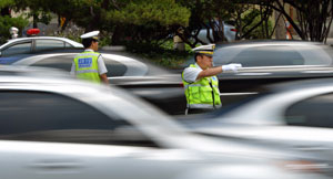 대구 수성경찰서 교통경찰이 1일 오후 범어네거리에서 차창 밖으로 담배꽁초를 버리는 차량 운전자를 단속하고 있다. 김태형기자 thkim21@msnet.co.kr