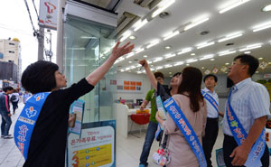 1일 대구시와 중구청 합동단속반원들이 합동으로 대구 중구 동성로에서 문을 연 채 에어컨을 가동 중인 업소를 대상으로 단속을 벌이고 있다. 김태형기자 thkim21@msnet.co.kr