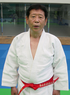 최근 유도 9단으로 승단한 박태인 전 대구시유도회 회장이 안병근올림픽기념유도관에서 포즈를 취했다. 대구시유도회 제공