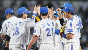 1일 대구시민야구장에서 넥센을 꺾고 시즌 처음으로 1위로 올라선 삼성 선수들이 그라운드에서 축하의 하이파이브를 나누고 있다. 삼성 라이온즈 제공