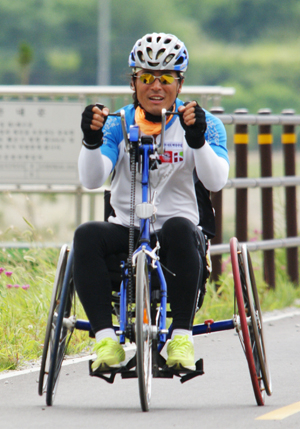 휠체어자전거를 이용해 702km 국토종주 자전거길에 나선 도현욱 씨가 지난달 25일 낙단보에서 구미보 간 길을 지나고 있다.