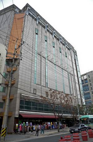매출 부진으로 대구 대형마트 폐점 1호란 불명예를 안고 있는 롯데마트 서대구점이 재개점할지에 대해 유통가의 관심이 쏠리고 있다.
