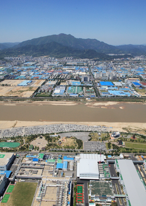 구미국가산업단지 전경. 구미산단 입주업체들 사이에서 경기 불황 극복을 위한 업종 다양화 바람이 불고 있다.