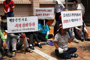 대구 수성구 파동 주민 20여 명이 지난달 29일 한국전력이 주민 동의 없이 파동고가교 아래에 고압의 송전선로를 매립했다며 시위를 벌였다.