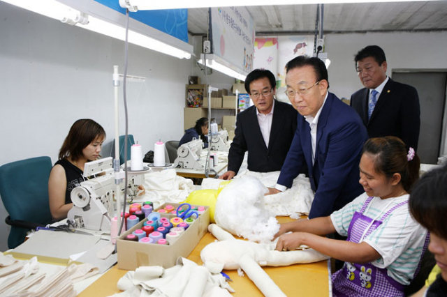 칠곡군은 지난 2일 제2회 사회적기업의 날을 맞아 김관용 경상북도지사가 지역의 사회적 기업을 방문해 관계자들을 격려했다고 밝혔다.