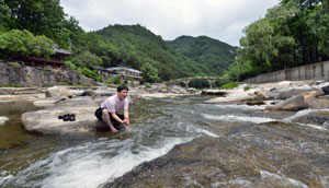 무더운 여름날 소꿉친구들과 즐겨 찾았던 거창 건계정 계곡. 시원한 계곡물에 발을 담그고 유년시절을 회상해 본다. 승수대, 대야산성 그리고 함벽루 밑을 맴도는 푸른 물과 수려한 계곡들... 수려한 거창 자연은 나의 문학적 고향으로 다가온다. 김태형기자 thkim21@msnet.co.kr