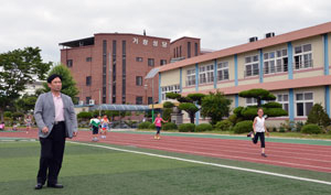 오랜만에 찾은 초등학교에서 운동장으로 변한 집터를 가늠해본다. 거창성당 부설 유치원에 다니던 기억도 새롭다.