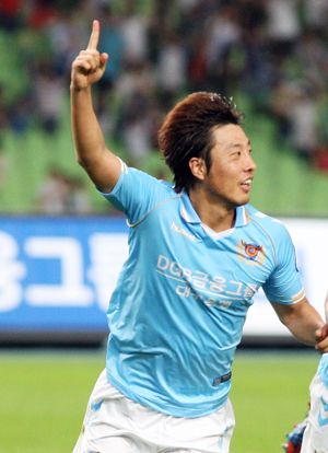대구FC 송제헌(왼쪽)이 7일 대구스타디움에서 열린 광주FC와의 경기에서 후반 48분 동점골을 터뜨린 후 환호하고 있다. 대구FC 제공
