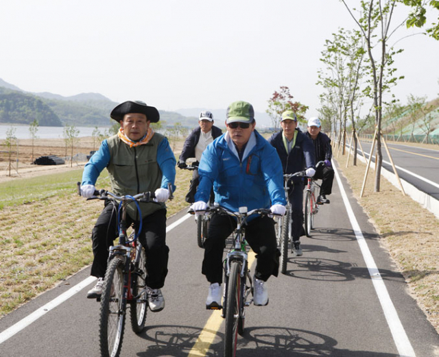 백선기 칠곡군수는 14일 칠곡군청 자전거 동호회원 20여명과 함께 낙동강 자전거길 라이딩에 동참한다.