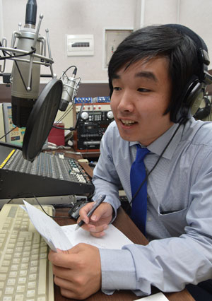 본지 황희진기자가 성서공동체 FM 스튜디오에서 라디오 디제이 체험을 하고 있다. 성일권기자 sungig@msnet.co.kr