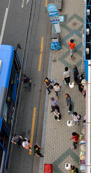 대구 북구 복현동 복현오거리 앞 버스정류장은 이용객이 많지만 쉘터가 설치돼 있지 않다. 우태욱기자 woo@msnet.co.kr