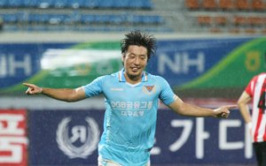 (사진) 대구FC 송제헌이 14일 상주전에서 선제골을 터뜨린 후 환호하고 있다. 대구FC 제공