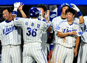 15일 대구시민운동장에서 열린 프로야구 삼성과 기아의 경기에서 이승엽이 2회 말 2사 1루의 찬스에서 한, 일 통산 499개 째 2점 홈런을 친 뒤 동료들과 하이파이브를하고 있다. 성일권기자 sungig@msnet.co.kr