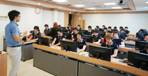 삼성전자 계약학과로 설치된 경북대 모바일공학과 학생들이 삼성전자 스마트 시티 GLA(글로벌 랭귀지 아카데미) 과정에 입소해 어학교육을 받고 있다. 장성혁기자 jsh0529@msnet.co.kr