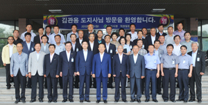 김관용 경북지사가 16일 경산시청에서 공직자들을 대상으로 특강을 한 후 기념촬영을 하고 있다. 경산시 제공