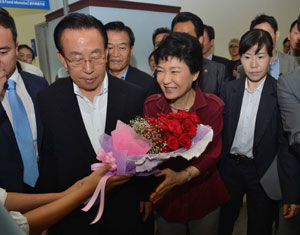 17일 오전 대선 출마 선언 후 처음으로 대구를 방문한 박근혜 새누리당 대선 경선 후보가 동대구역에 도착해 지지자로부터 환영 꽃다발을 받고 있다. 성일권기자 sungig@msnet.co.kr
