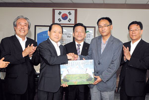▲(주)보명금속 조현욱(오른쪽 두번째) 대표이사가 최근 창녕군을 방문해 김충식 군수에게 1천만원의 우포따오기 복원 후원금을 전달했다.
