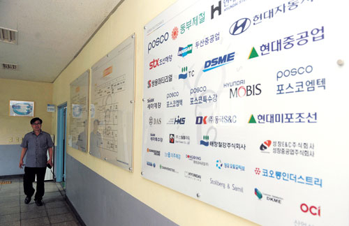 이달 13일 한국폴리텍6대학 포항캠퍼스 테크노1관 현관에 학생들이 취업 중인 포항철강산업단지의 회사명이 새겨져 있다. 몇 년 전만 해도 이곳 학생들은 포항에 100% 취업했으나 최근에는 포항에 취업하는 학생은 절반에 불과하다. 우태욱기자 woo@msnet.co.kr
