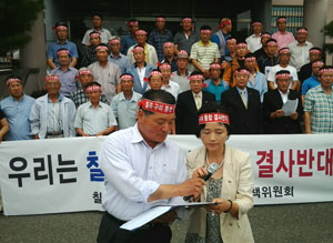 17일 칠곡군농민단체 대표들이 칠곡군-구미시행정구역 통합 결사반대 성명서를 발표하고 있다. 칠곡군 제공