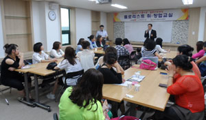 결혼이주여성들이 (사)글로벌투게더경산이 개설한 플로리스트 취업