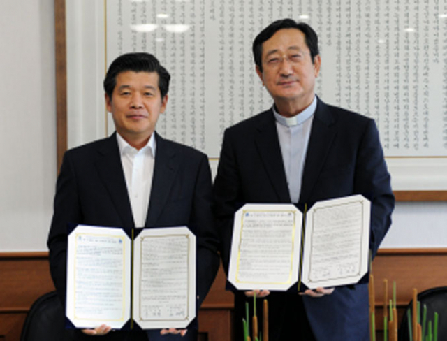 대구가톨릭대와 한국생산기술연구원은 19일 대구가톨릭대 총장실에서 과학기술의 발전과 기술 인력의 양성을 위한 학술·연구교류 협약을 체결했다.