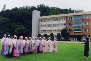작년 9월 모교 음악제에 특별 출연한 합창단.