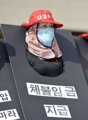 20일 민주노총 대구지역본부 조합원 700여 명이 시청 앞에서 투쟁결의대회를 벌였다. 우태욱 기자
