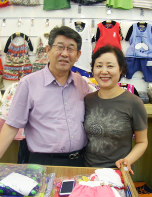 서문시장에서 30여 년간 아동복 도매상을 하는 김정윤