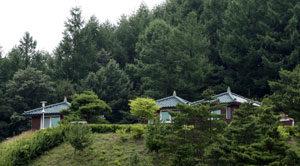 산림이 우거진 곳에 상부댐을 바라보고 지은 연수원 전경. 연수원이 아니라 호화판 별장이란 비판 속에서 유력 인사들이 수시로 이용한다는 소문도 무성하다. 전종훈기자