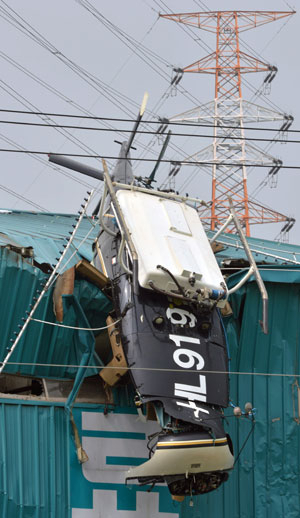 21일 대구시 달성군 구지면 평촌리에서 농약을 뿌리던 헬기가 고압선과 부딪쳐 인근 건물 지붕에 뒤집힌 채 추락해 동체가 심하게 부서져 있다. 이 사고로 조종사 1명이 숨졌다. 김태형기자 thkim21@msnet.co.kr