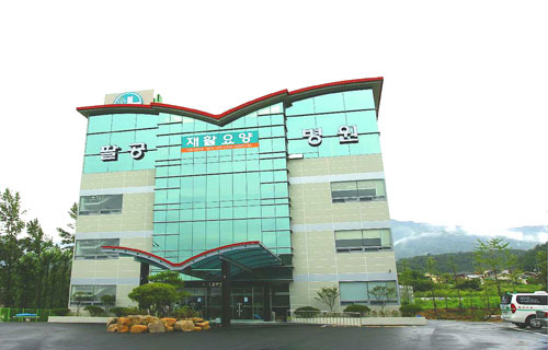 첨단의료장비와 최신시설을 갖추고 뇌졸중, 노인성 치매 및 암 재활 요양을 전문으로 하는 팔공요양병원은 척추손상, 외상성 뇌손상 등의 후유증 환자에게도 전문 치료와 차별화된 치료 프로그램을 제공한다.
