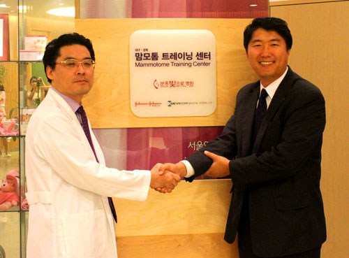 수술 없이 유방 혹을 제거하는 의료장비인 맘모톰의 트레이닝센터로 지정된 분홍빛으로병원. 암 수술은 대학병원에서 받아야 한다는 통념을 깨고 2008년 개원 후 유방암 수술 200례, 갑상선 종양 수술 700례를 해냈다.