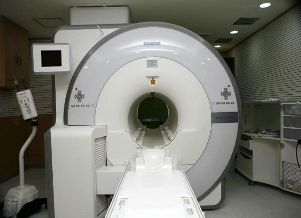 영남대병원은 국내 최초로 세계적 수준의 암 진단기기인 일체형 