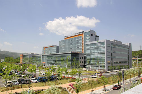 칠곡경북대병원은 진료뿐 아니라 신약 연구와 임상실험 등을 통해 메디컬 산업을 선도하는 완전한 암 종합병원을 지향한다. 올 하반기에는 어린이병원이 완공돼 내년 초 개원할 예정이다.
