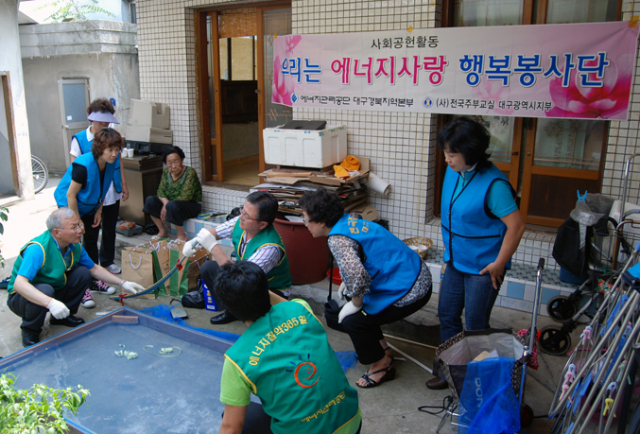 에너지관리공단 대구·경북지역본부는 전국주부교실 대구지부와 공동으로 대구시 남산동 지역 거주 독거노인 가구에 모기장을 점검 및 수리하고 모기향 등을 지원하는 봉사활동을 실시했다.