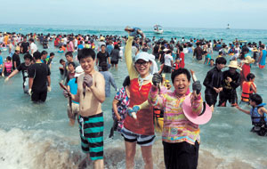 지난해 행사에 참가한 한 가족이 잡은 오징어를 들고 즐거워하고 있다.