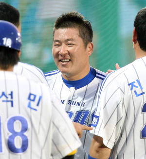 25일 대구시민야구장에서 열린 삼성-SK전에서 삼성 최형우가 3회말 우월 투런홈런을 친 후 동료들의 환영을 받으며 미소를 짓고 있다. 삼성 라이온즈 제공