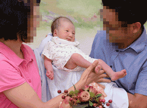 미혼모 보호시설인 혜림원에서 한 신생아가 입양 부모를 기다리고 있다. 정운철기자