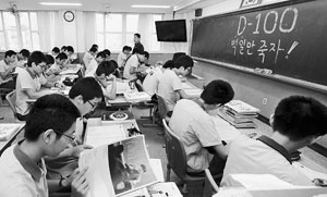 2013학년도 수능시험이 100일 남았다. 수험생들에겐 이번 여름방학을 어떻게 보내느냐가 당락을 가를 열쇠다. 무더위를 견디며 공부에 열중하고 있는 고3 학생들 모습. 매일신문 자료사진