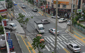황색점멸 신호등조차 없어 교통사고 위험이 높은 대구 달서구의 한 교차로. 신호등이 없는 횡단보도에선 한 달 평균 24건의 사고가 발생하고 있다. 성일권기자 sungig@msnet.co.kr