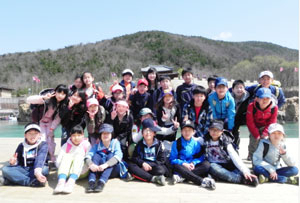 동원초교 5학년 4반 학생들이 지난 4월 경주로 현장 체험학습 갔을 때 모습. 동원초교 제공